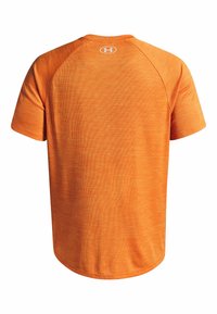 Camiseta deportiva de manga corta en naranja brillante; hecha de una tela transpirable con un patrón texturizado y rayas, y con un escote redondeado.