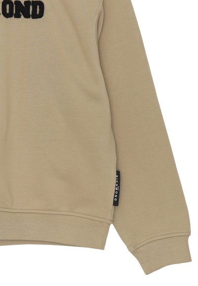 Felpa beige con orlo e polsini a costine. Presenta un testo ricamato nero. Include un piccolo tag del logo sul lato inferiore della cucitura.