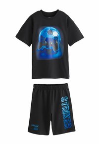 T-shirt noir à manches courtes avec un motif de ballon de football bleu lumineux et de manette de jeu, associé à un short noir avec le texte bleu "STRIKER".