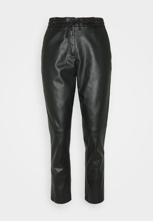 Pantalones negros de cuero sintético ajustados con cintura elástica y cordón delantero, mostrados sobre un fondo blanco liso.