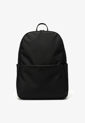 Sac à dos en nylon noir au design minimaliste, avec une poignée supérieure, une poche avant et un logo discret. Texture lisse et forme épurée.
