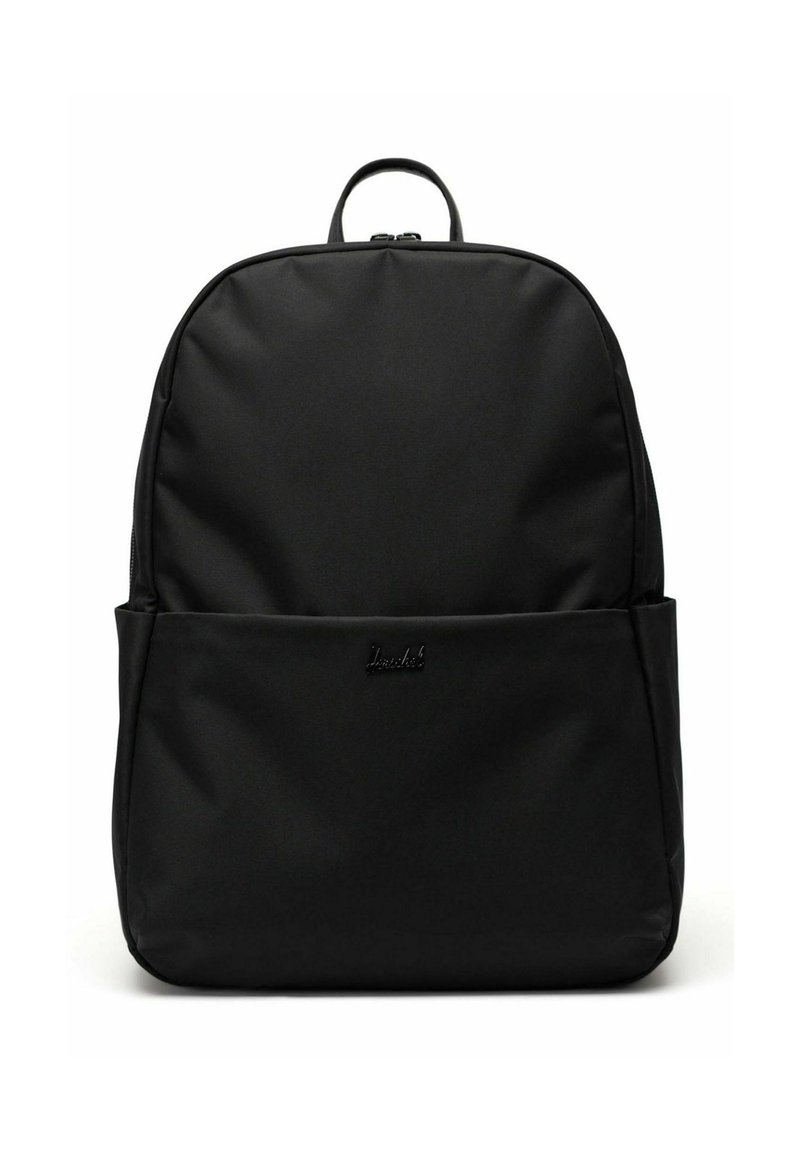 Sac à dos en nylon noir au design minimaliste, avec une poignée supérieure, une poche avant et un logo discret. Texture lisse et forme épurée.