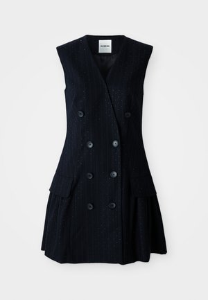 Abito senza maniche blu navy con righe sottili, parte frontale doppiopetto, due tasche frontali e dettagli con bottoni; sezione gonna plissettata.