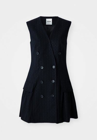 Rochie fără mâneci de culoare bleumarin, cu dungi verticale, parte din față cu două rânduri de nasturi, două buzunare frontale și accente cu nasturi; secțiune de fustă plisată.