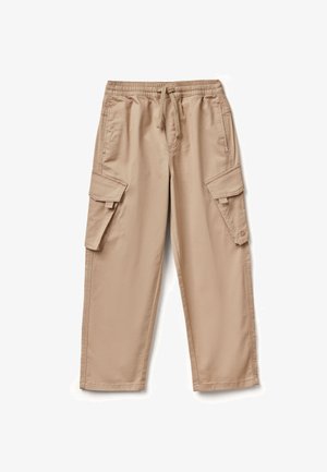 Pantaloni cargo beige con vita elasticizzata e cordoncino, dotati di due tasche laterali e due tasche cargo, realizzati in un tessuto resistente.