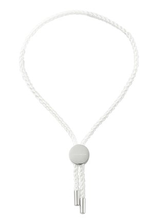 Collier en cordon tressé blanc avec un fermoir rond en argent gravé de "CARLHEIM" et deux extrémités argentées pendantes.