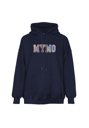 Marineblå hættetrøje med front lomme og flerfarvede palietbogstaver, der staver "MYMO" på brystet.