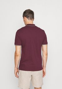 Vinsv pappa skjorta med vit kant vid kragen och ärmarna, kort ärm och avslappnad passform. Styv bomullstyg och ren design.