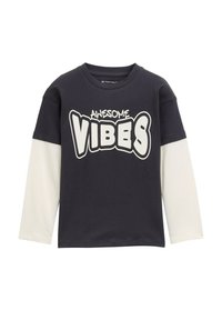 T-shirt a maniche lunghe blu navy scuro con maniche bianche, colletto rotondo e una grafica audace "AWESOME VIBES" in grandi lettere bianche.