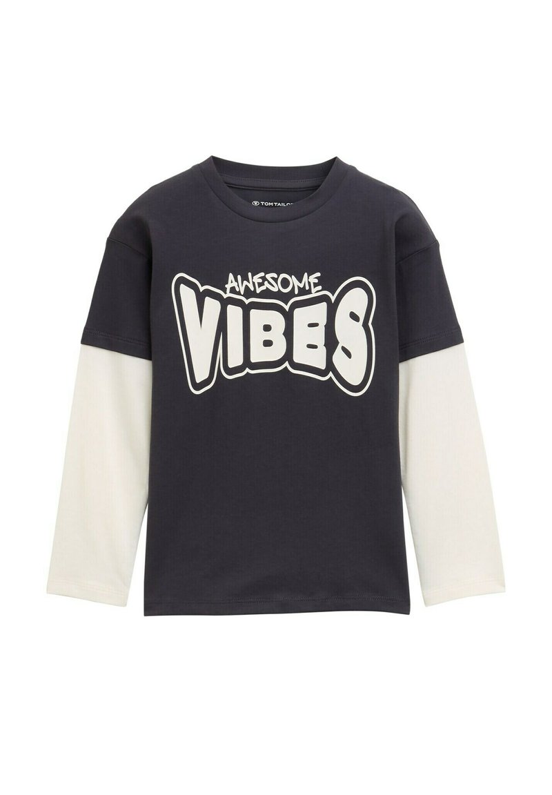 T-shirt a maniche lunghe blu navy scuro con maniche bianche, colletto rotondo e una grafica audace "AWESOME VIBES" in grandi lettere bianche.