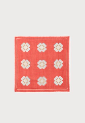 Carré de tissu rouge avec neuf motifs floraux pixellisés blancs et beiges disposés en grille 3 par 3 et une fine bordure blanche.