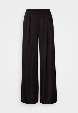Pantalon noir à jambes larges avec une taille élastique, doté de plis verticaux, d'une texture de tissu lisse et d'une silhouette décontractée.