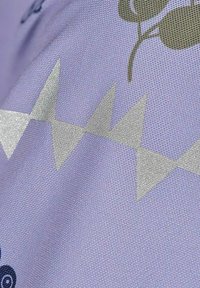 Texturerat tyg i lavendel med silvertrianglar och gröna växtmotiv. Har en slät, vävd yta med subtila mönster.