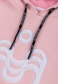 Różowa bluza z kapturem z białym, fakturowanym logo w kształcie zakrzywionych figur. Czarne sznurki z powtarzającymi się akcentami marki.