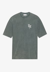 Mørkegrøn oversized bomulds t-shirt med rund halsudskæring og korte ærmer. Har et hvidt grafisk logo på venstre bryst.