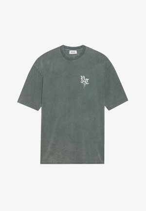 Donkergroen oversized katoenen t-shirt met een ronde halslijn en korte mouwen. Voorzien van een wit grafisch logo op de linkerborst.