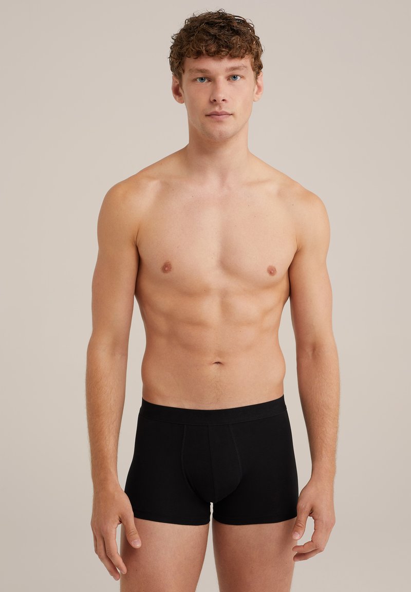 Črne bokserice iz bombaža z gladko teksturo in prilegajočim dizajnom. Imajo enobarvno površino, elastičen pas in sprednji žep.
