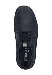 Scarpe in pelle blu con cuciture circolari, punta tonda e soletta testurizzata. Presentano un sistema di chiusura con lacci scuri e un'etichetta interna con logo.