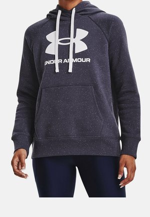 Donkerblauwe Under Armour hoodie met wit logo en koordjes, gedragen door een persoon met een donkere broek, handen ontspannen langs het lichaam.