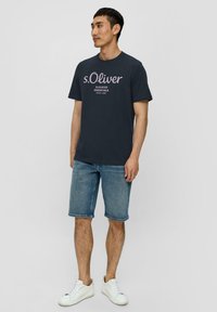 s.Oliver MIT GROSSEM LABEL - T-shirt print - navy