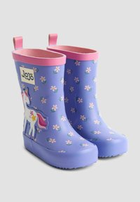 Fialové gumové rain boots s ružovými akcentmi, so vzorom jednorožca a kvetinovými vzormi. Obsahuje členkové úchyty pre jednoduché obúvanie.