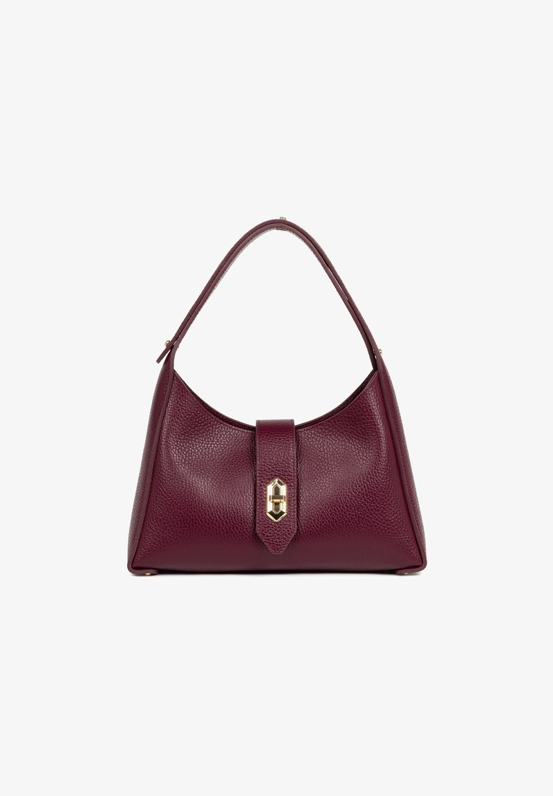 Sac à main en cuir bordeaux au design structuré, avec une anse supérieure et un détail de fermoir proéminent. Surface texturée avec une subtile brillance.