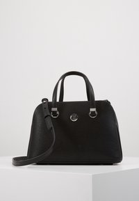 Bolso de mano de cuero negro con una forma estructurada, superficie texturizada, doble asa en la parte superior, correa ajustable y herrajes en tono plateado.