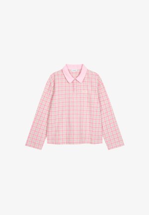 Vaaleanpunainen ja valkoinen pitkähihainen poolopaita, jossa on ruudullinen kuvio ja yksivärinen vaaleanpunainen kaulus. Paidassa on kolme nappia ja pieni rintalogo.