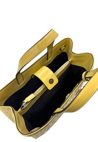 Borsa a spalla gialla in pelle con una finitura liscia e lucida. Presenta manici doppi, una chiusura magnetica e un compartimento interno con zip.