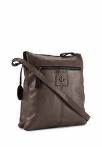 Braune Leder-Umhängetasche mit Reißverschluss oben, Fronttasche, Logo-Patch und verstellbarem Riemen. Glatte Oberfläche, rechteckige Form.