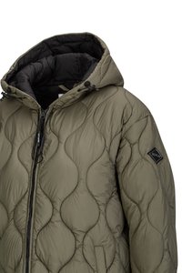 Veste matelassée vert olive avec doublure intérieure noire, capuche avec cordons de serrage, fermeture éclair à l'avant et logo Replay sur la manche gauche.