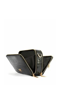 Czarna torba ze skóry tłoczonej w wzór krokodyla, z zamkiem błyskawicznym w kolorze złotym, podzielona na dwa komory oraz gładką teksturą tworzącą elegancki design.