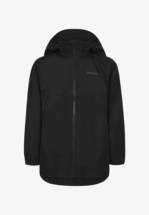 Sort letvægtsjakke med lynlås foran og hætte, med et logo på brystet. Stylet med blå vidde jeans og hvide sneakers.