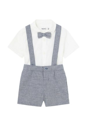 Completo corto composto da una camicia bianca a maniche corte, bretelle grigie e pantaloni corti grigi con un motivo texture. Include un papillon coordinato.