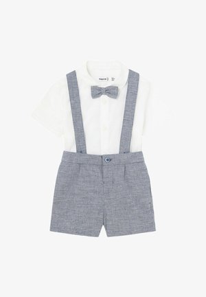 Completo corto composto da una camicia bianca a maniche corte, bretelle grigie e pantaloni corti grigi con un motivo texture. Include un papillon coordinato.