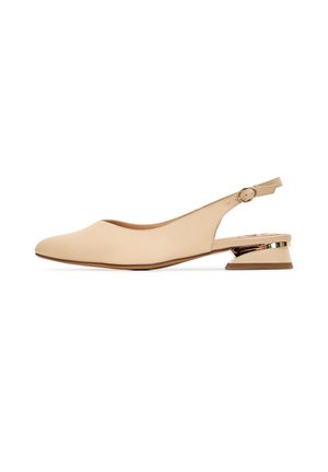Beige læder slingback-flad sko med lav blokhæle, båret på en bar fod mod en ensfarvet lys baggrund.