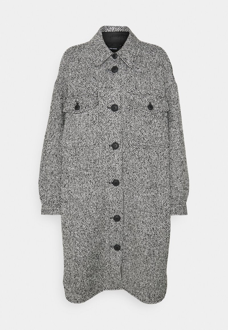 Manteau texturé noir et blanc avec un col, fermeture à bouton sur le devant, deux poches à rabat et manches longues. Le tissu présente un motif pied-de-poule.