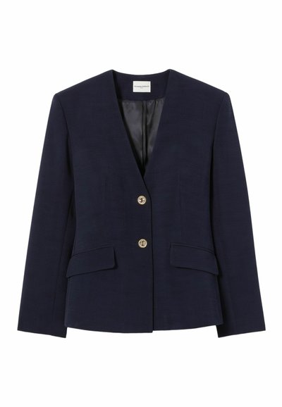 Blazer blu navy con scollo a V, due tasche frontali e bottoni dorati. Realizzato in tessuto strutturato con una fodera interna liscia.