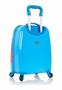 Maleta rígida de color azul brillante con un acabado suave, mango retráctil, cuatro ruedas y un emblema de logo en la parte frontal.