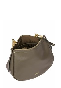 Sac à main en cuir vert olive avec une forme incurvée et une surface texturée. Quincaillerie dorée, fermeture éclair et intérieur spacieux.