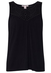 Černý bezrukávový top s texturovaným krajkovým panelem na výstřihu, vyrobený z měkkého materiálu, s plisovanými detaily pro volný střih.