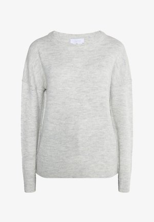 Lichtgrijs gebreid sweater met lange mouwen, een ronde halslijn en een zachte textuur. Heeft een ontspannen pasvorm en een subtiel gemêleerd patroon.