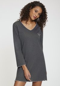 Abito da notte grigio scuro a maniche lunghe con scollatura a V e bordo bianco ondulato. Presenta ricami frontali e una vestibilità ampia e rilassata.