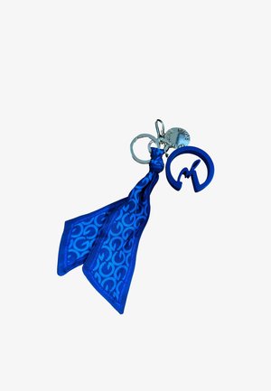 Portachiavi con tessuto blu a motivo annodato e un ciondolo circolare con logo blu attaccato a due anelli metallici e una piccola targhetta rotonda in metallo.