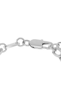 Bracciale in argento con maglie spesse, finitura lucida e chiusura a moschettone. Include un tag di branding su un link.