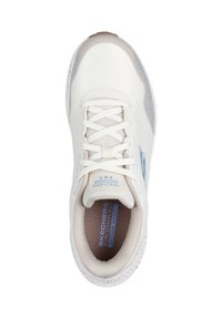 Scarpa sportiva bianca con tomaia in rete, dettagli azzurri e suola maculata. Presenta lacci e soletta imbottita contrassegnata con "Air Cooled Goga Mat."