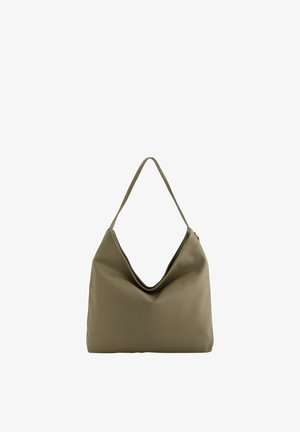 Bolso de hombro de cuero verde oliva con forma suave y caída, una sola correa larga, diseño minimalista, sin adornos visibles.