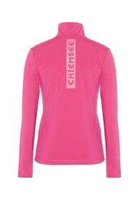 Fuchsienfarbener Langarm-Top mit hohem Kragen, der auf der Rückseite ein glänzendes Logo aufweist, gefertigt aus glattem, dehnbarem Stoff.