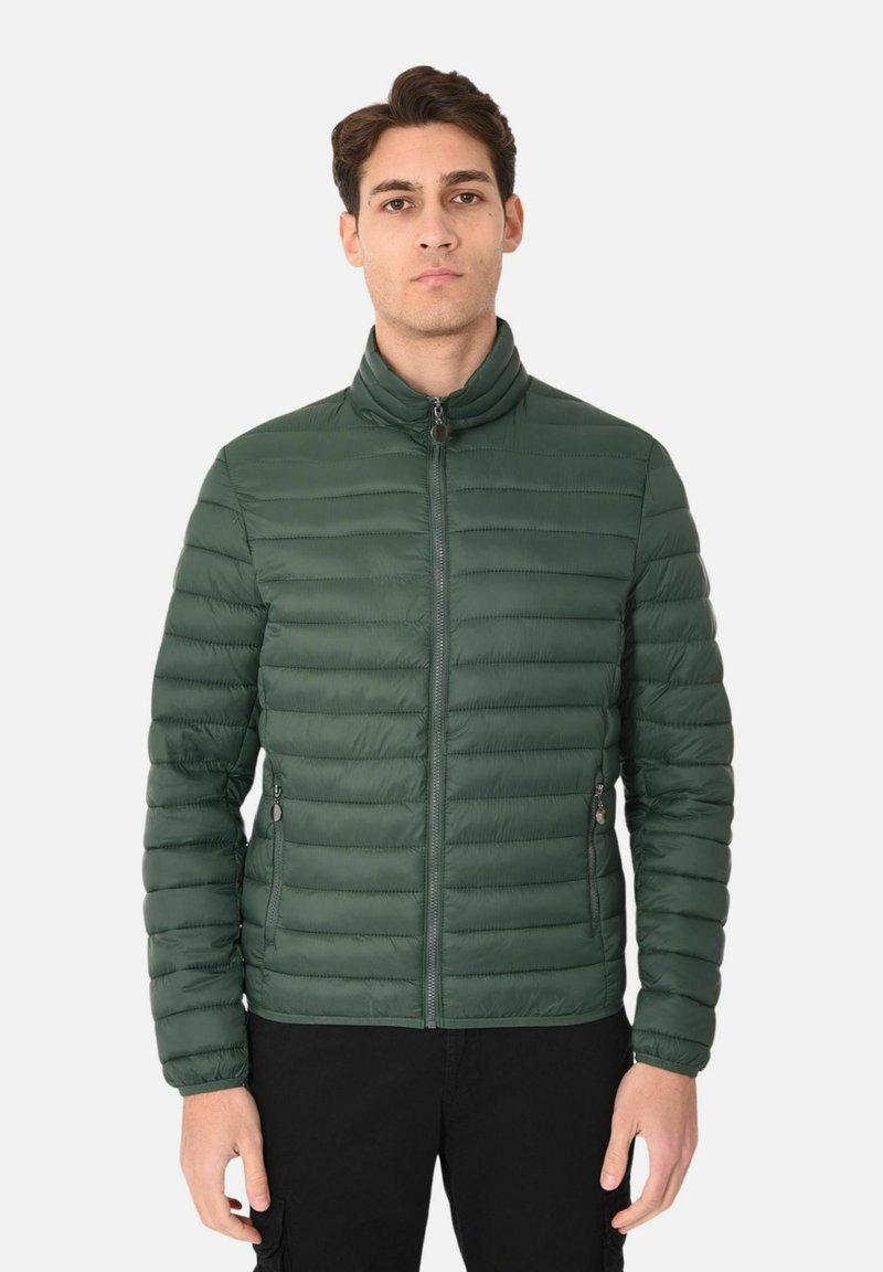 Giubbotto verde imbottito con chiusura a zip, colletto alto e tasche laterali con zip. Presenta un motivo a righe orizzontali e una texture liscia.