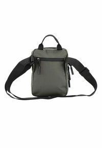 Bolso bandolera verde de nylon con una correa ajustable negra, asas superiores y un bolsillo con cremallera en la parte frontal, que presenta superficies lisas y un hardware minimalista.